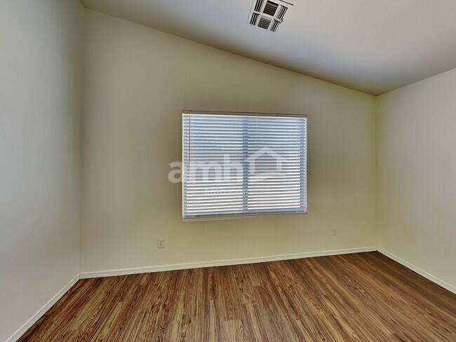 Building Photo - 11038 E Delta Ave