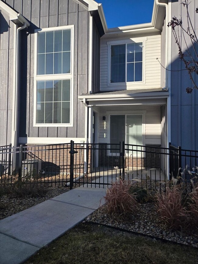 Building Photo - Evolve Real Estate: Spacious 3 Bed 2.5 bath Townhouse with Attached 2 Car Garage AVAILABLE NOW!