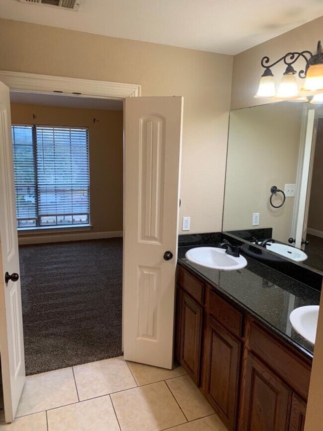 Building Photo - 1305 Halcyon Pl