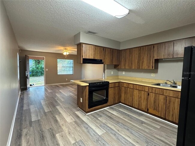 Building Photo - 5619 Peach Ave