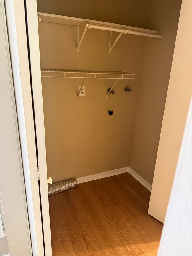 Building Photo - 2 Bedroom 1.5 Bath Beautiful Townhome in E...