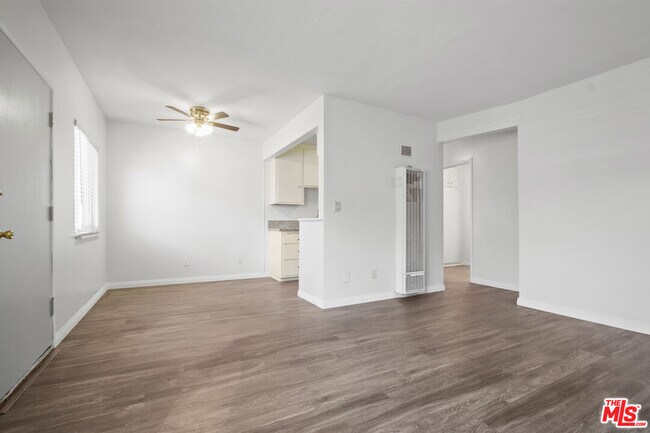 Primary Photo - 115 N Oak St