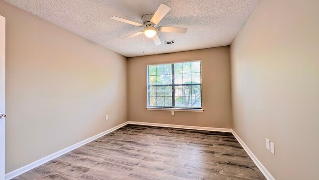 Building Photo - Remodeled and Move-in Ready Condo! | 1 br ...
