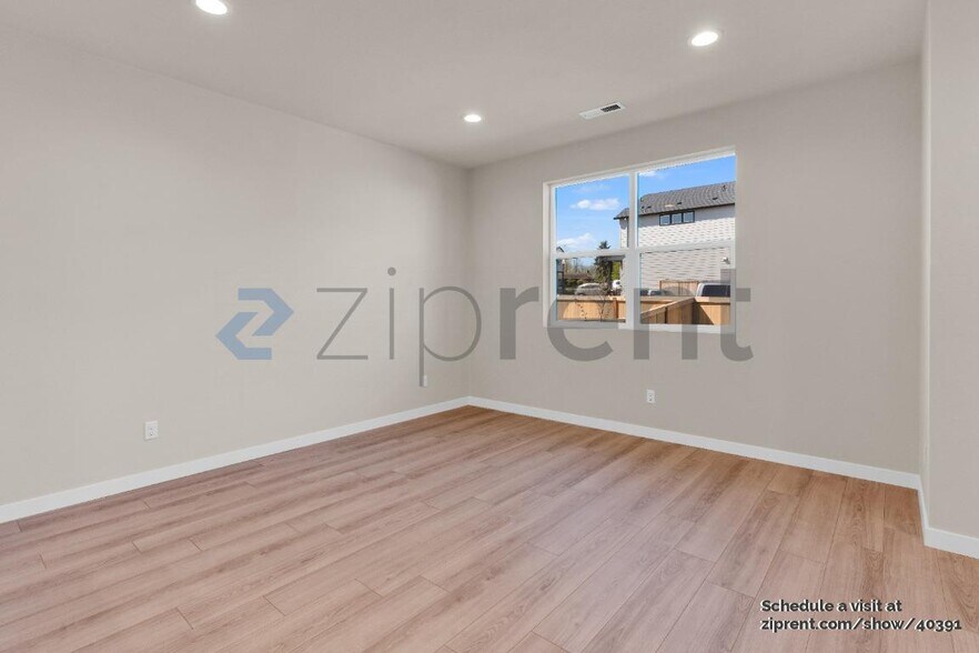 Building Photo - 18304 NE 43rd Pl