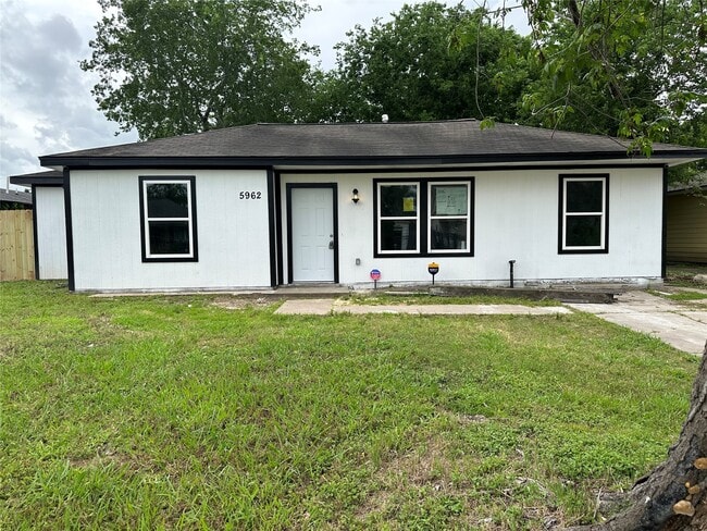 Building Photo - 5962 Belcrest St