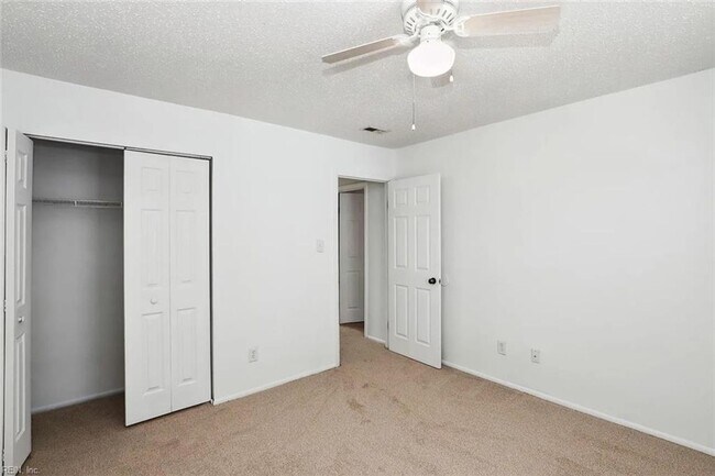 Building Photo - Charming Top-Floor Condo in the Heart of V...