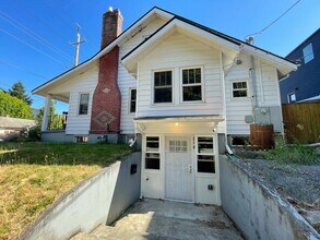 Building Photo - Fantastic Lower Duplex Unit with Washer/Dr...