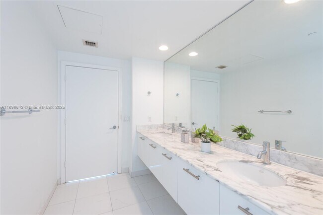 Building Photo - 500 Brickell Ave