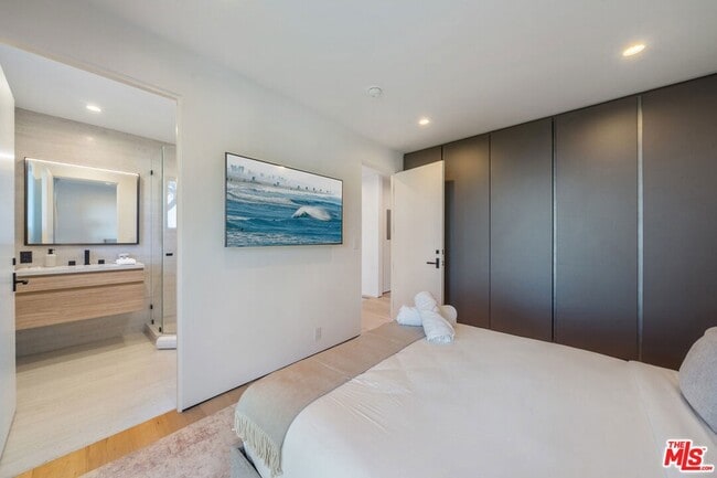 Building Photo - 8800 Hollywood Blvd