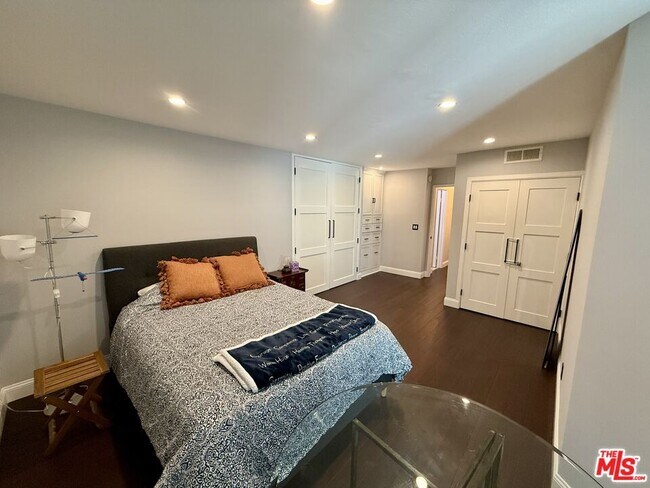 Building Photo - 8530 Holloway Dr