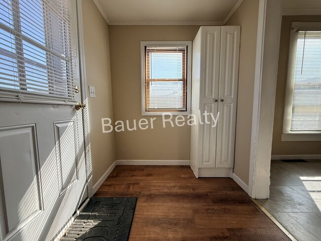 Building Photo - Three Beds, 1.5 Baths