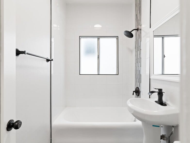 Building Photo - 608 W 6th St