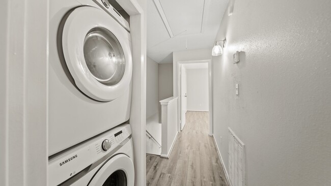 Building Photo - 1914 Lakeside Dr