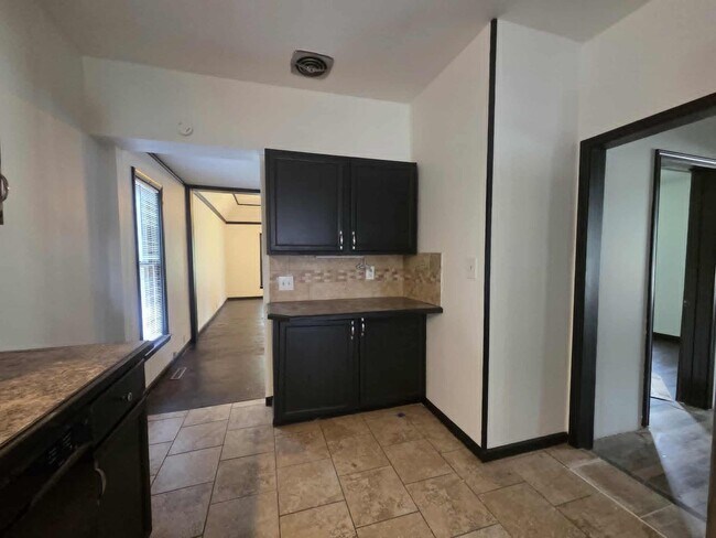 Building Photo - Charming Corner lot for rent!