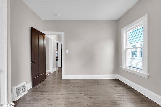 Building Photo - 10106 Greenview Ave