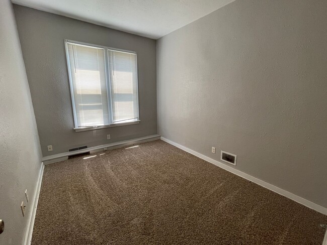 Building Photo - 458 3rd St NE