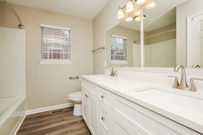 Building Photo - 125 Oak Leaf Dr