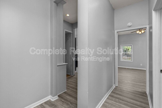 Building Photo - 5866 Etzel Ave
