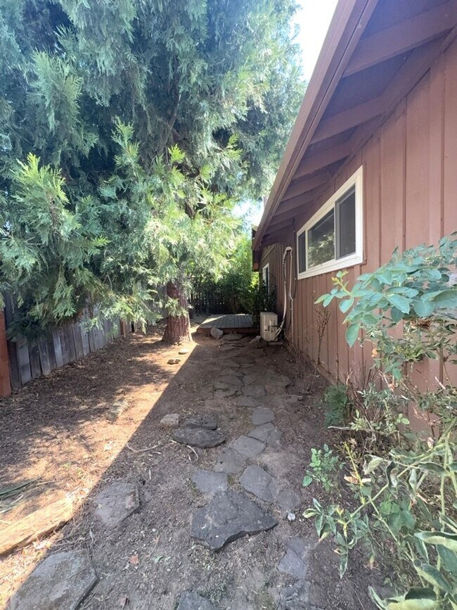 Building Photo - 615 Beverly Way