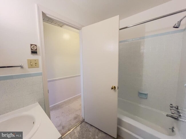 Building Photo - 194 Red Hill Rd