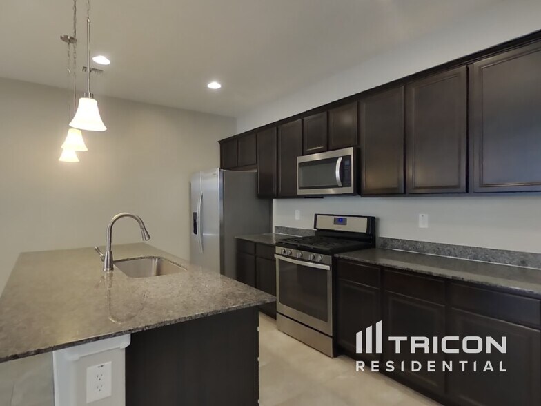 Building Photo - 323 N 56th Pl