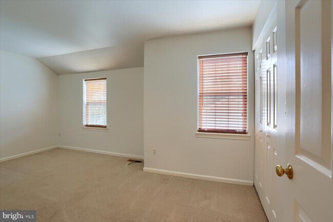 Building Photo - 802 Cambridge Ct