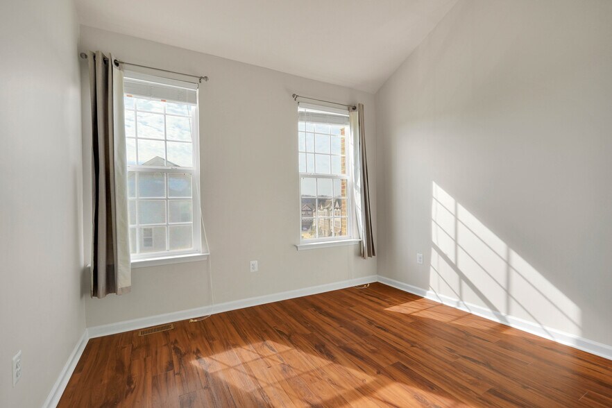 Building Photo - 6 Lamplighter Ln