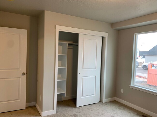 Building Photo - BEAUTIFUL LAKE POINT RAMBLER AVAILABLE July 8th!