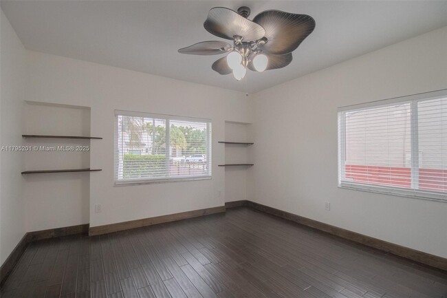 Building Photo - 3722 Royal Palm Ave