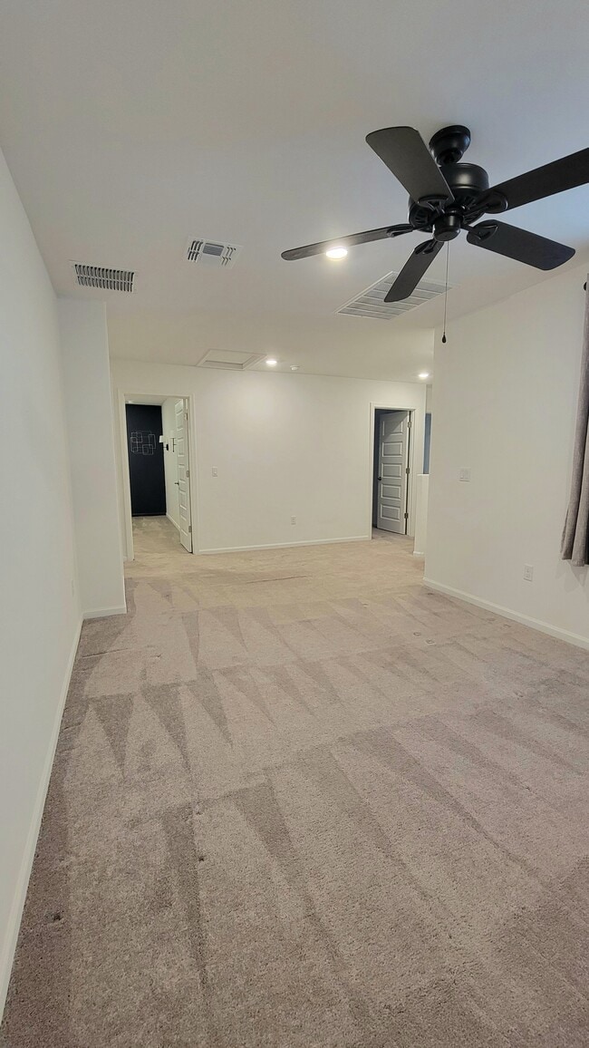 Building Photo - 7152 W Vineridge Dr