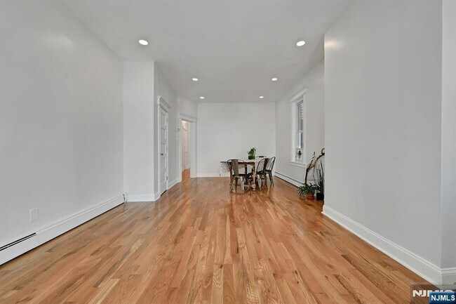 Building Photo - 158 Edgar St