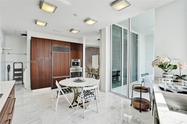 Building Photo - 16001 Collins Ave