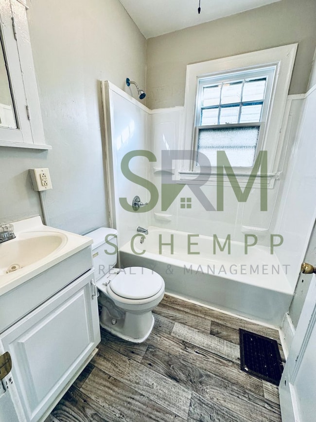 Building Photo - Two Bedroom House with Detached Garage-Section 8 Accepted