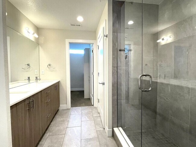 Building Photo - 2 BD/2 1/2Bath in Denver's Modern Townhome...