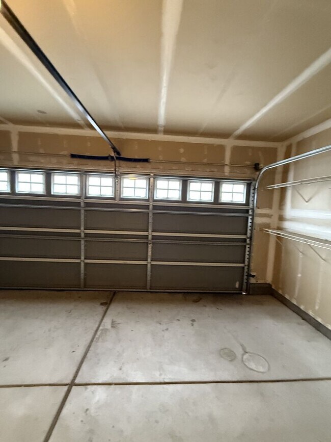 Building Photo - 3 bedroom, 2 bathroom-Reno/Stead area