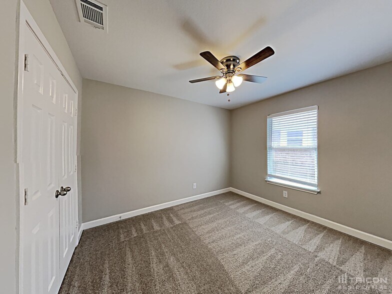 Building Photo - 710 Green Acres Ln