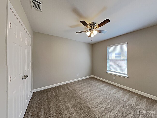 Building Photo - 710 Green Acres Ln