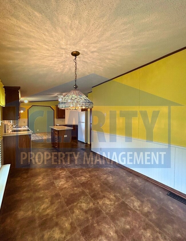 Building Photo - Three bedroom home w/ screened in porch!