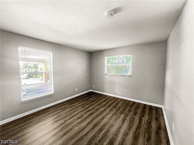 Building Photo - 4511 SE 5th Pl