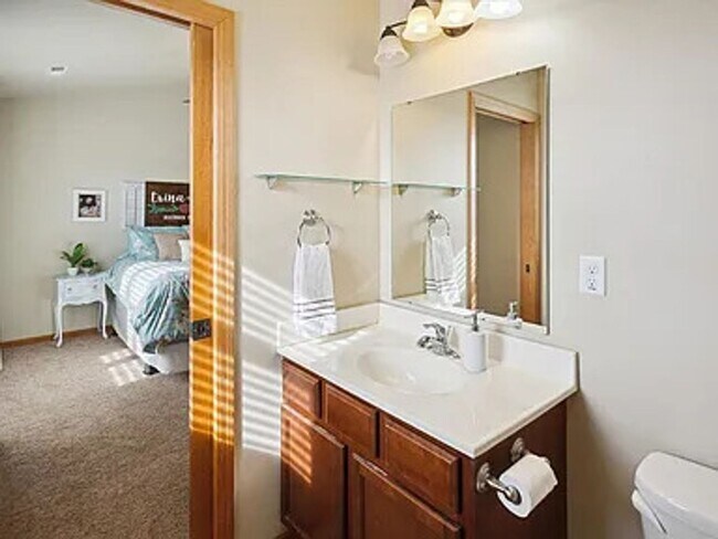 Building Photo - Coralville 4 Bedroom 4 Bath 3 Level Town H...