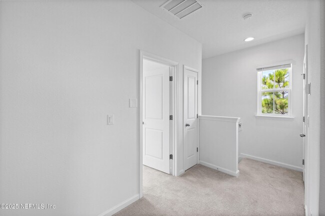 Building Photo - 180 Brandon Lks Dr