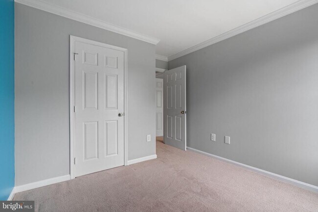 Building Photo - 8527 Silverview Dr
