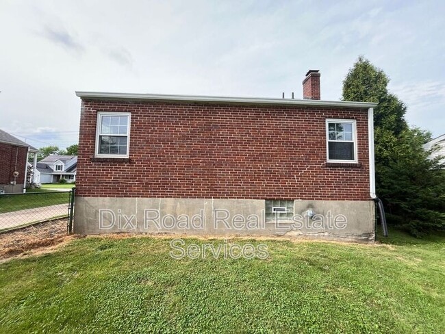 Building Photo - 583 Smiley Ave
