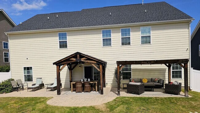 Building Photo - 3700 SF 4/4 Available Now!