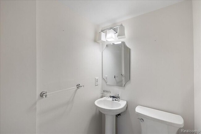 Building Photo - 564 Brookside Ave