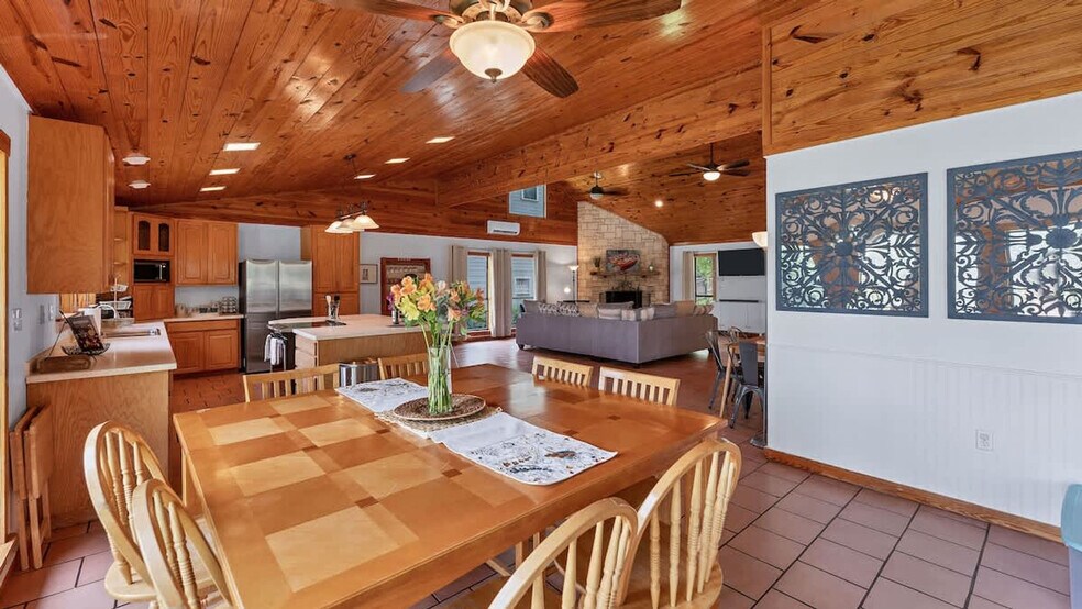 Building Photo - 302 Shangrila Ln