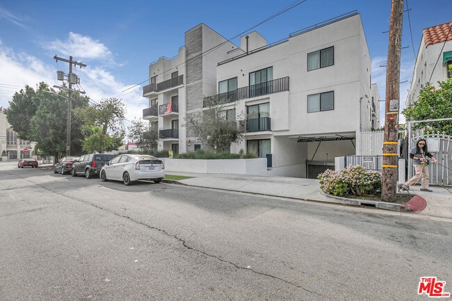 Building Photo - 1111 N Kenmore Ave