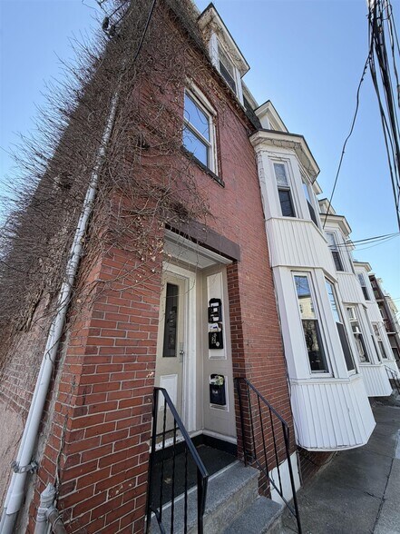 Building Photo - 9 School St