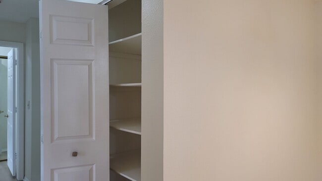 Building Photo - Gorgeous Fully Remodeled Condo