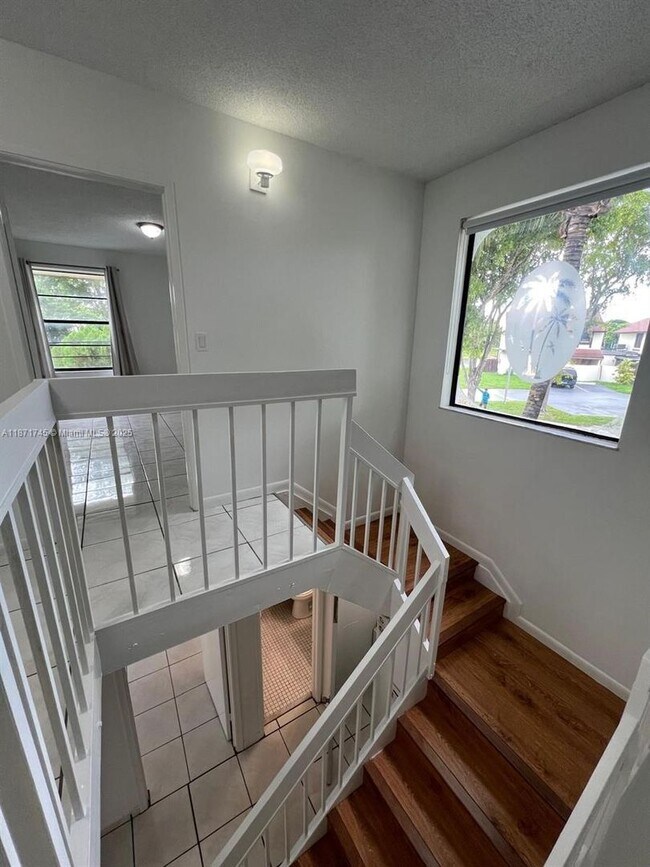 Building Photo - 526 NW 99th Ct